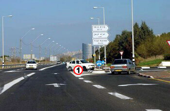 תמרור : א . הרכב הבא מולך (1) החל לפנות שמאלה. כיצד תגיב? ב . הרכב הלבן (1) שבצומת והרכב הכסוף (2), מתכוונים להיכנס לאותה דרך. מי מהם חייב לתת זכות קדימה?