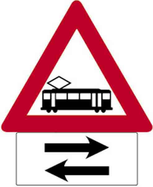 תמרור 128: זהירות! רכבת מקומית חוצה. במידה ומופיעים חיצים מתחתיו, תיתכן תנועת רכבות משני הכיוונים.
