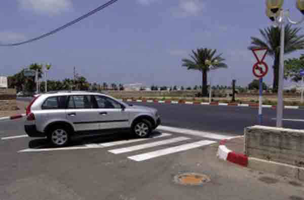 תמרור : כיצד תנהג בהתקרבך לצומת המתואר בתמונה?