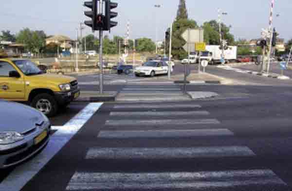 תמרור : היכן תעצור כשבצומת שלפניך דולק ברמזור האור האדום?