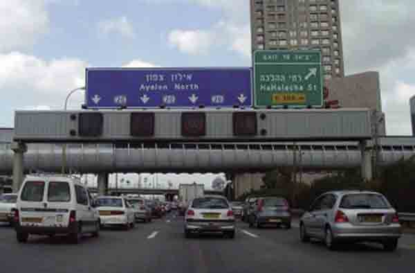 תמרור : אתה נוהג בדרך בה התנועה כבדה. כיצד תוודא נסיעה בטוחה?