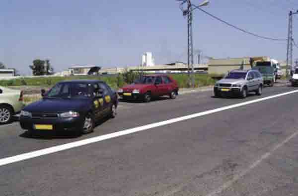 תמרור : כיצד נהג הרכב הכסוף יגיב כאשר נהג הרכב הכהה רוצה להחנות את רכבו בנסיעה לאחור?
