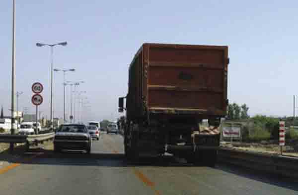 תמרור : כיצד תנהג במצב בו המשאית שבתמונה נכנסת לנתיב נסיעתך?