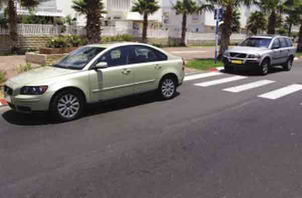 תמרור : איזה מכלי הרכב המופיעים בתמונה לא חונה כחוק?