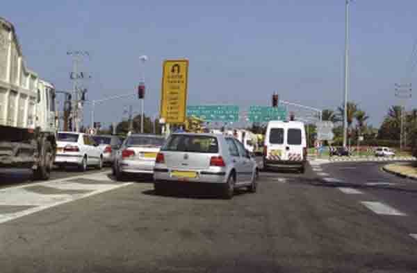 תמרור : איזו עבירה בוצעה לפי התמונה שלפניך ( בהנחה שכלי הרכב תקינים )?