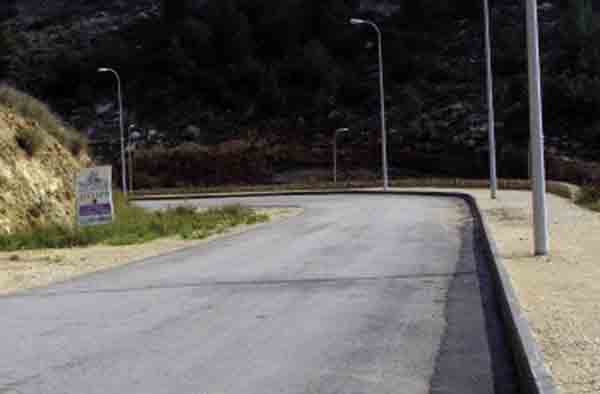 תמרור : בתמונה שלפניך מופיעים מספר גורמי דרך. מה צריכה להיות תגובת הנהג בהתקרבו לאחד הגורמים?