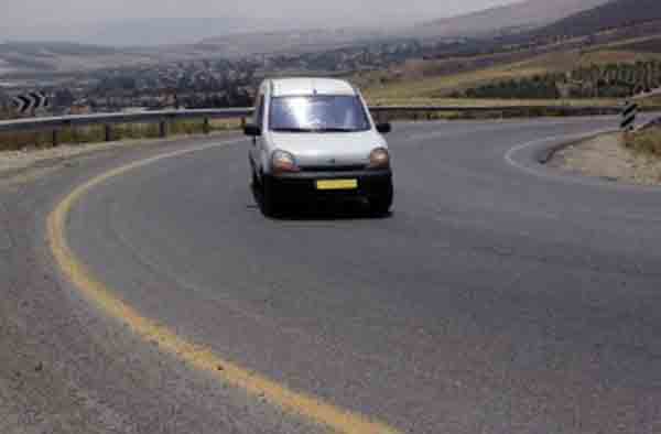 תמרור : האם לדעתך, מיקומו של הרכב הלבן בתוך העקומה הוא נכון?