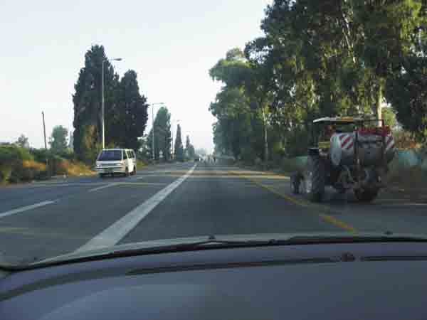 תמרור : היכן ינועו כלי רכב בדרך המחולקת על ידי קו הפרדה רצוף?