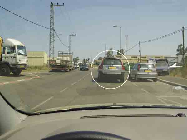 תמרור : נתיב נסיעתך נחסם על ידי הרכב הכסוף בחנייה כפולה (מסומן בעיגול) מה עליך לעשות? (על פי הנראה בתמונה).