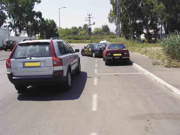 תמרור : כיצד על נהג הרכב הכסוף לנהוג על פי התמונה?