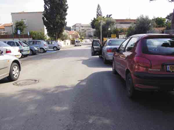 תמרור : מה תהיה תגובתך לסימנים המעידים שבתמונה ואיך נמנע פגיעה בדלת הפתוחה?