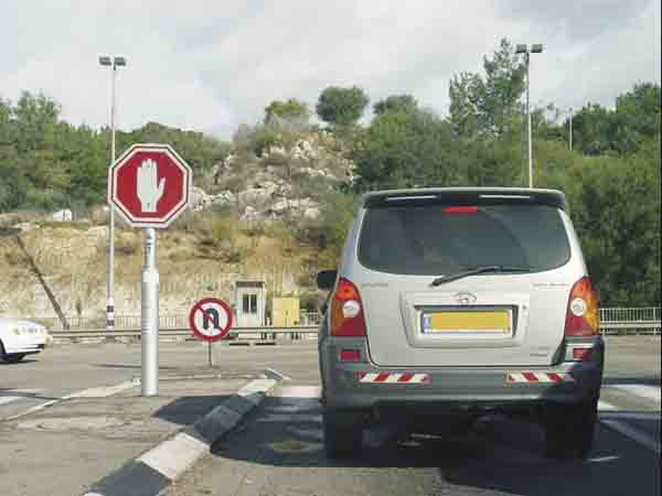 תמרור : מי חייב לציית לתמרור עצור המופיע בתמונה?