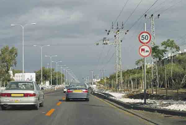 תמרור : בכביש שלפניך מתקיימות מגבלות, מה הן?