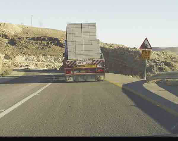 תמרור : נסיעה בעקבות הרכב הכבד ובתנאי הדרך הנתונים מחייבים את הנוהג ברכב: