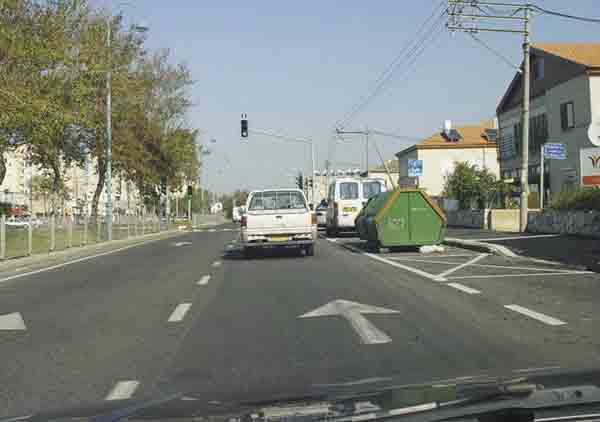 תמרור : הרמזור בכיוון נסיעתך ירוק. מה עליך לעשות בהתקרבך אליו?