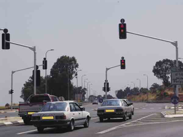 תמרור : כיצד חייבים לפעול נהגי כלי הרכב העומדים בצומת, לפי התמונה?